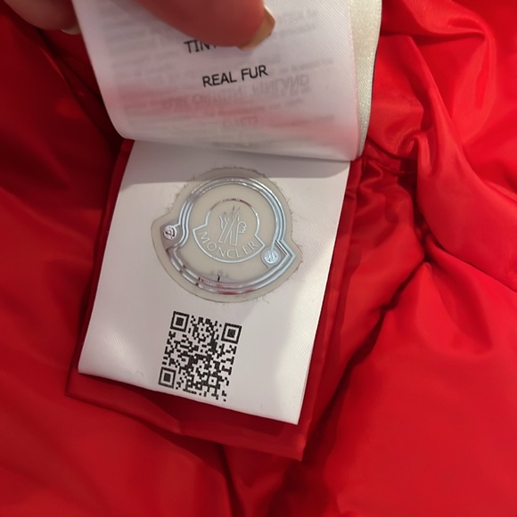 Moncler red puffer size M in excellent condition. Removable Blue fox fur trim - Picture 12 of 14